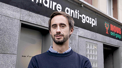 Homme à l'extérieur du magasin