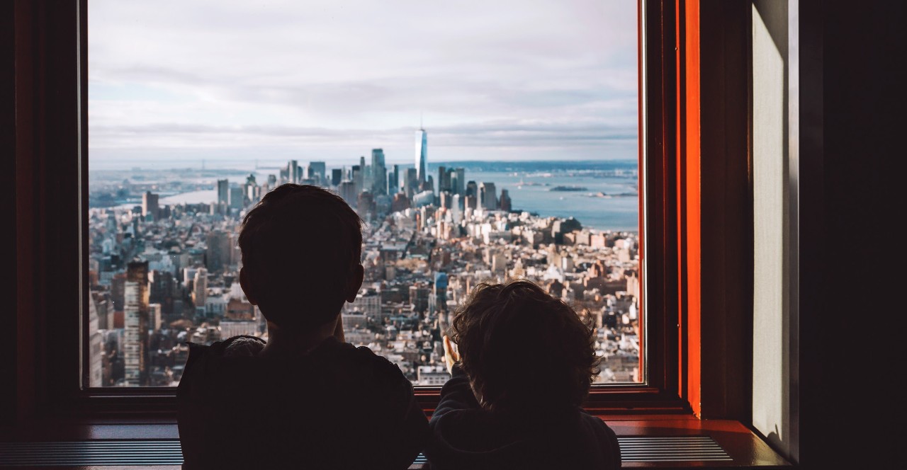 Enfants regardant la fenêtre.