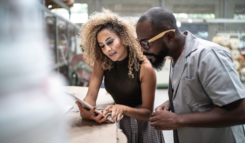 Manager discutant du plan marketing