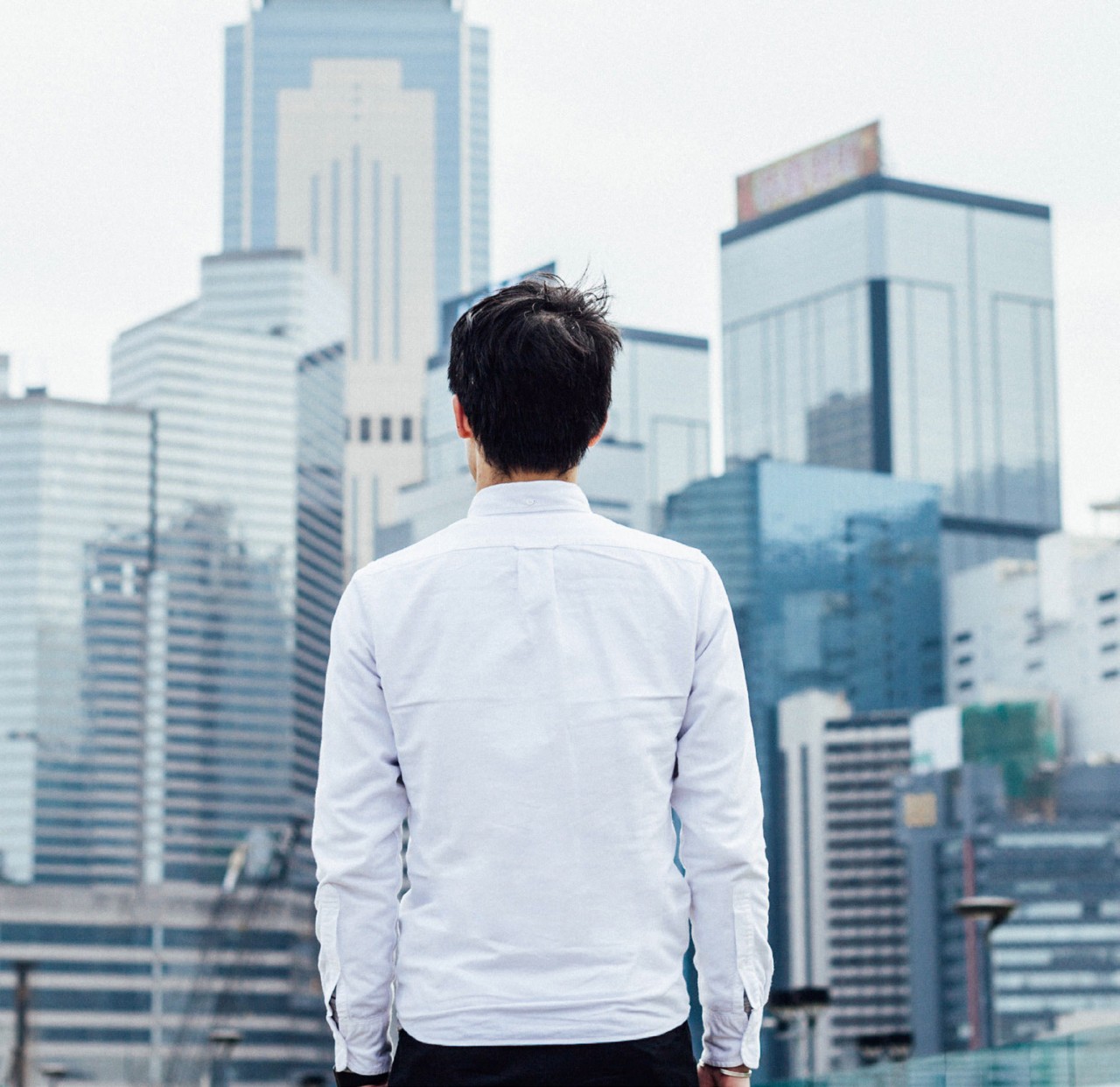 Homme regardant les bâtiments
