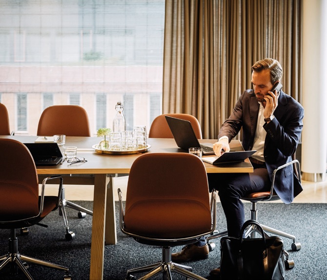 Homme parlant au téléphone