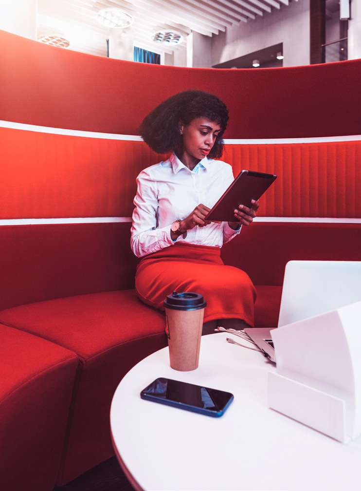 Femme tenant une tablette