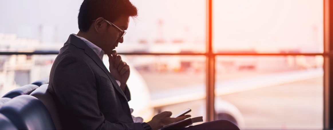 Homme à l'aéroport