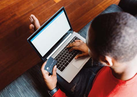 Homme sur ordinateur portable